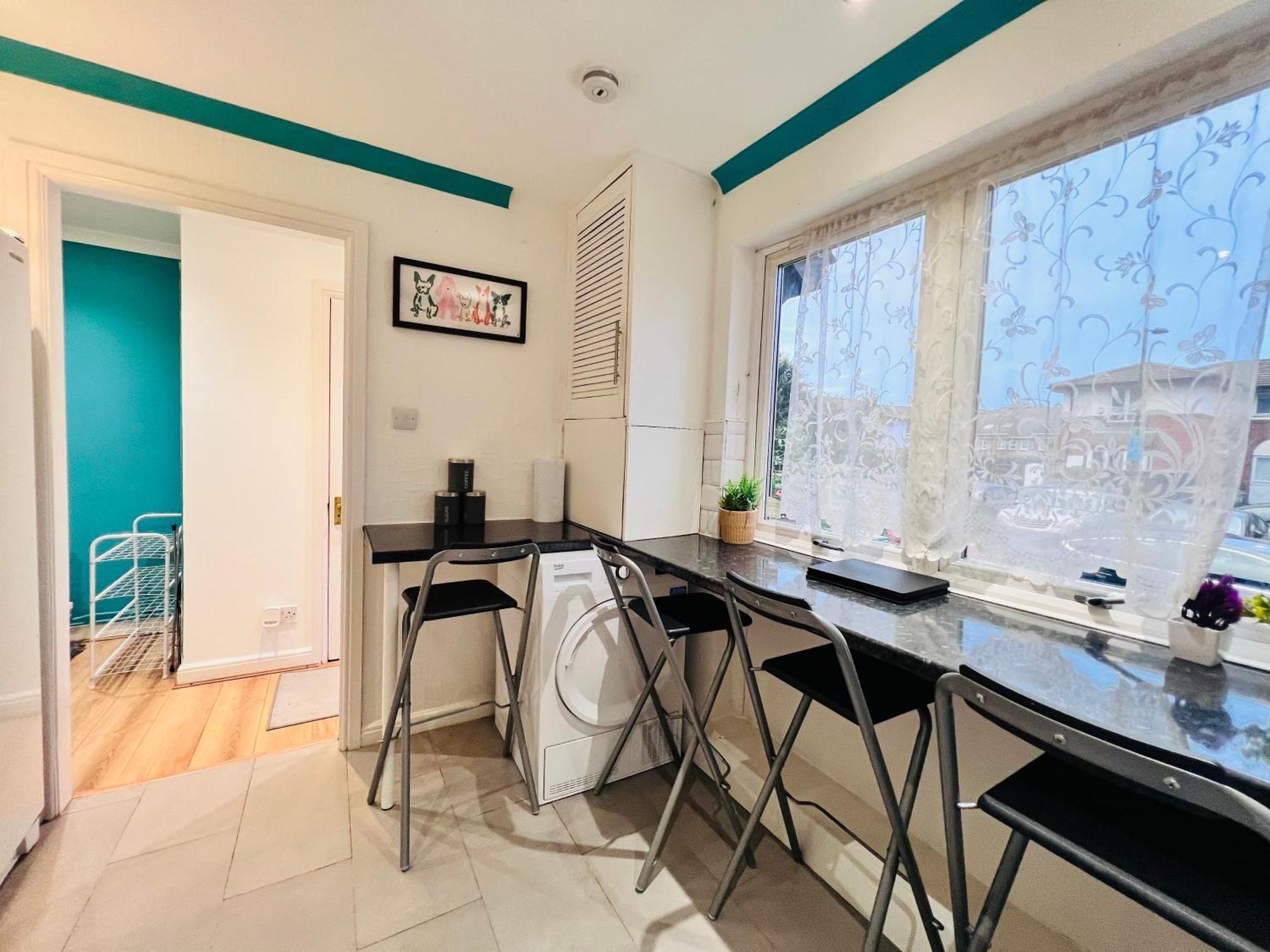 Lovely 4br House In The With Parking Ferienhaus