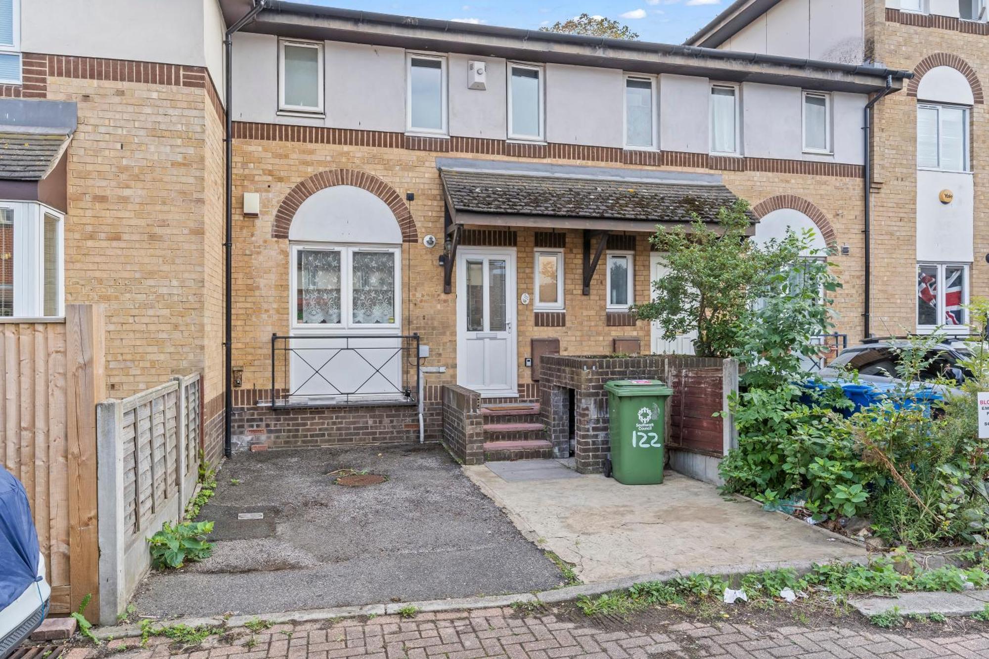 Lovely 4br House In The With Parking Ferienhaus *