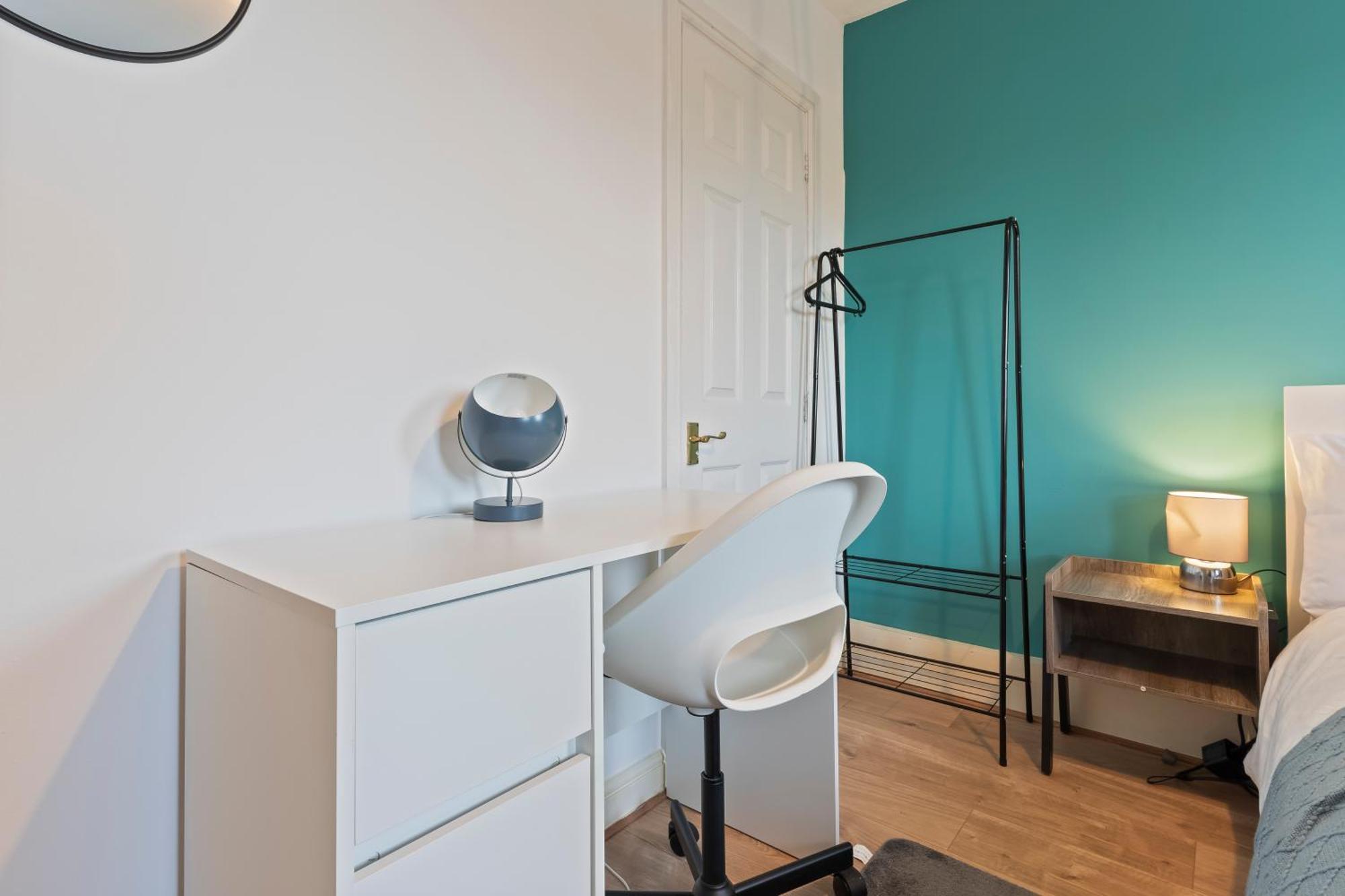Lovely 4br House In The With Parking Ferienhaus *