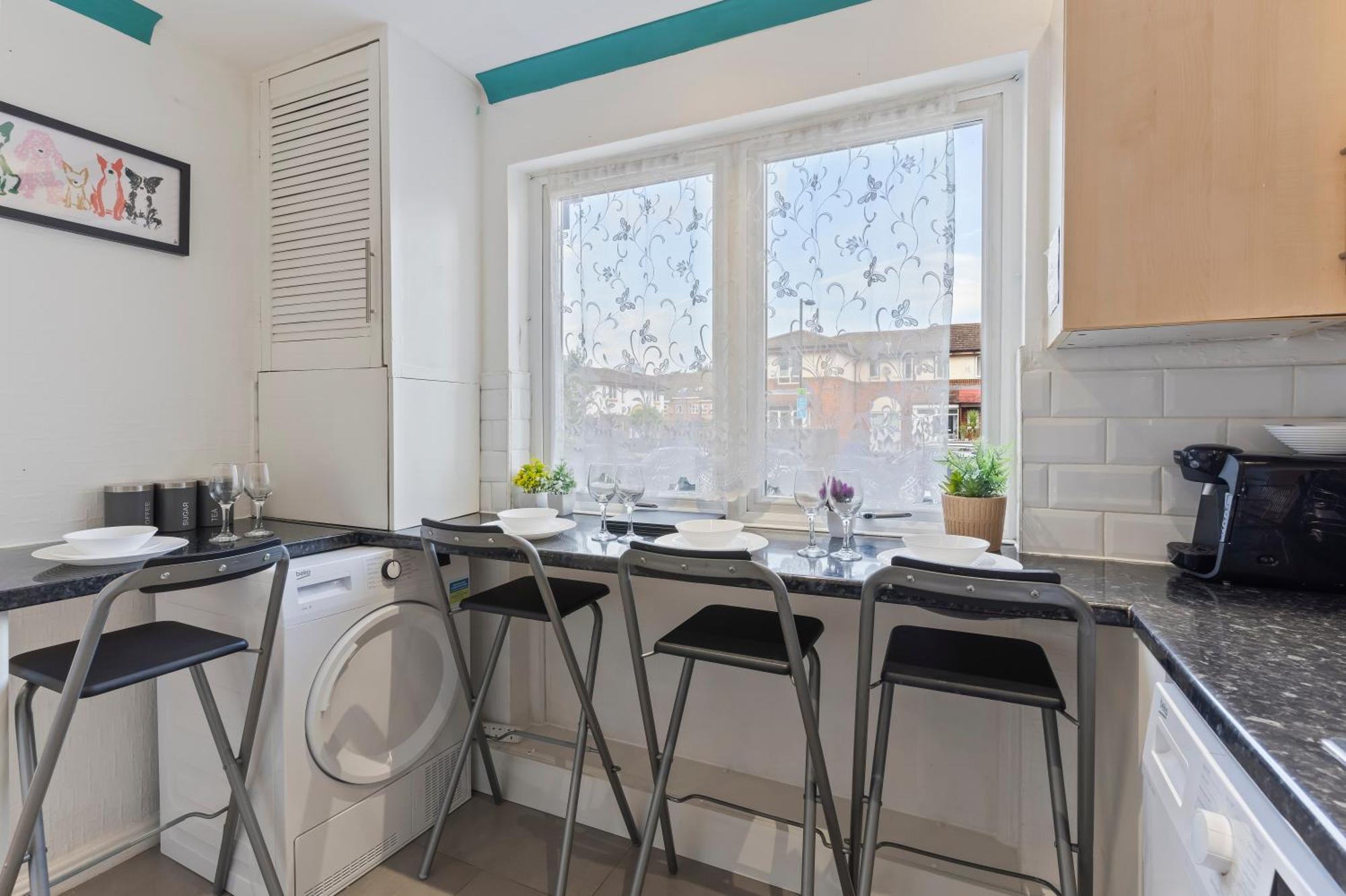 Lovely 4br House In The With Parking Ferienhaus London