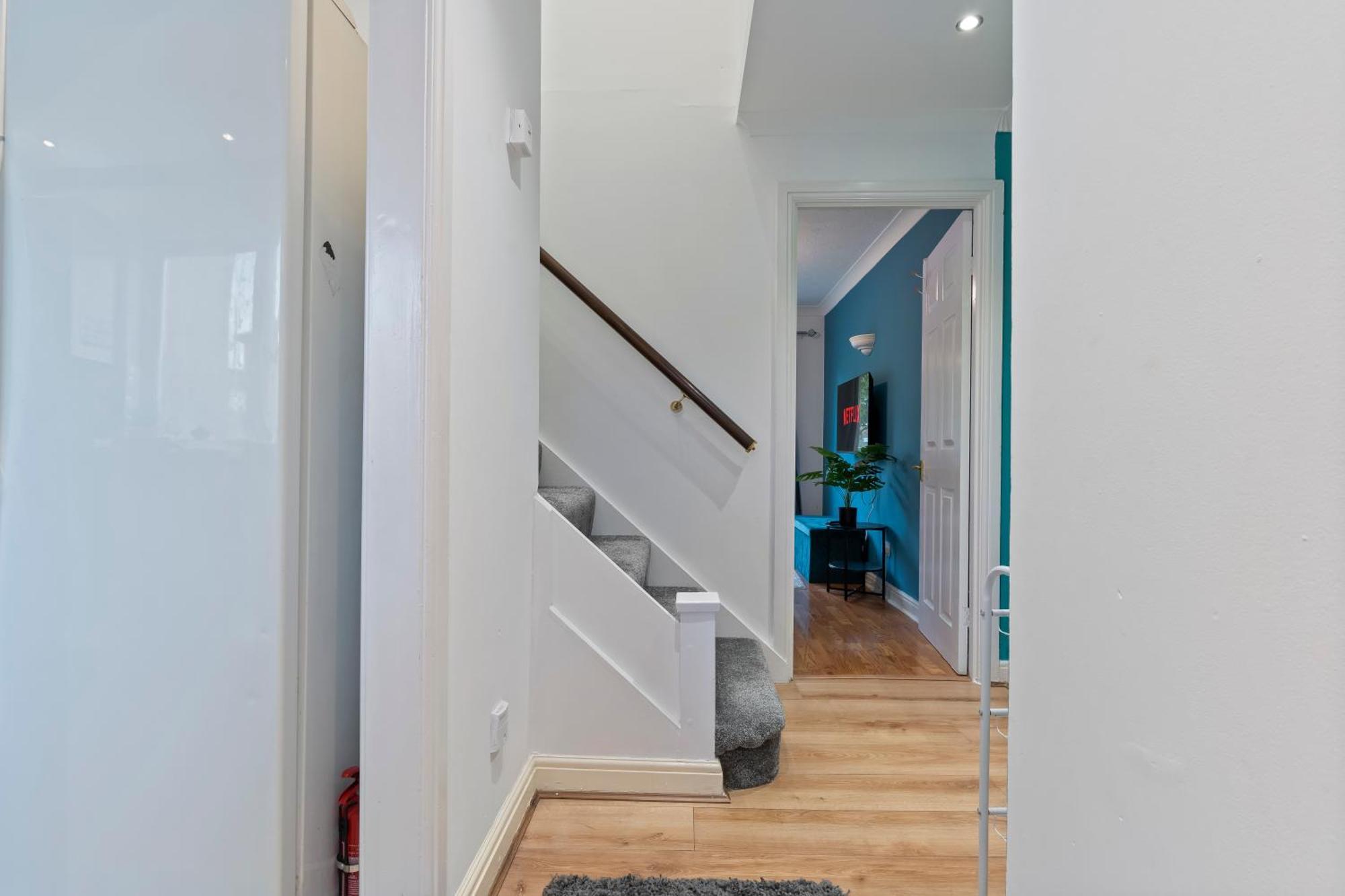 Lovely 4br House In The With Parking Ferienhaus