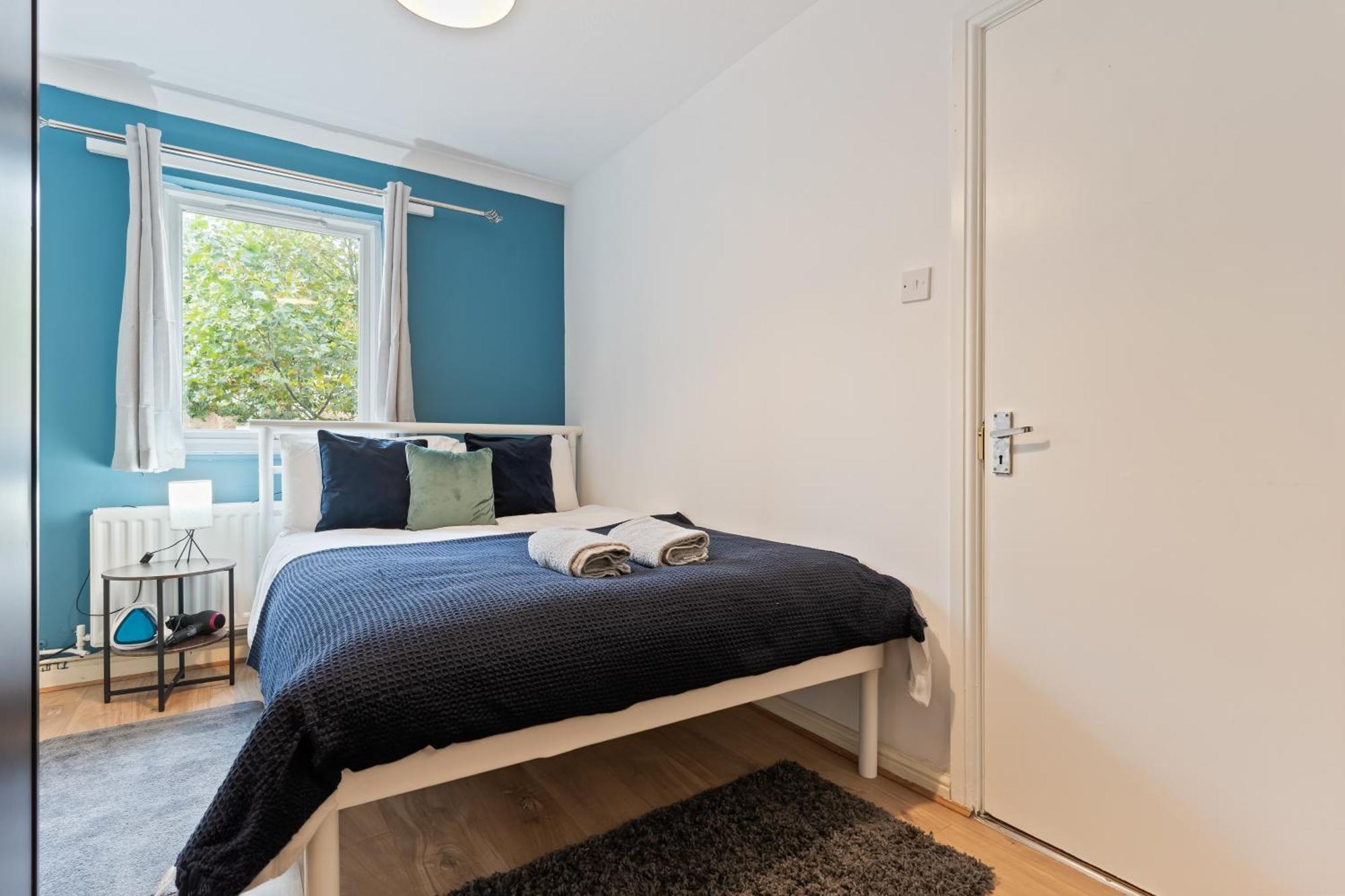 Ferienhaus Lovely 4br House In The With Parking
