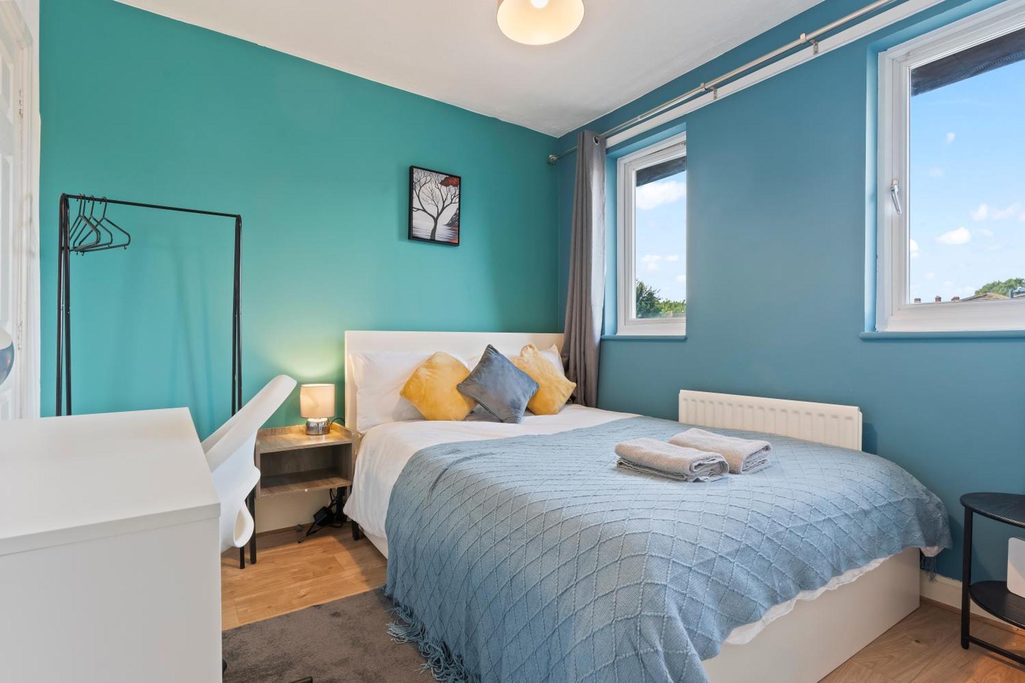 Lovely 4br House In The With Parking Ferienhaus *