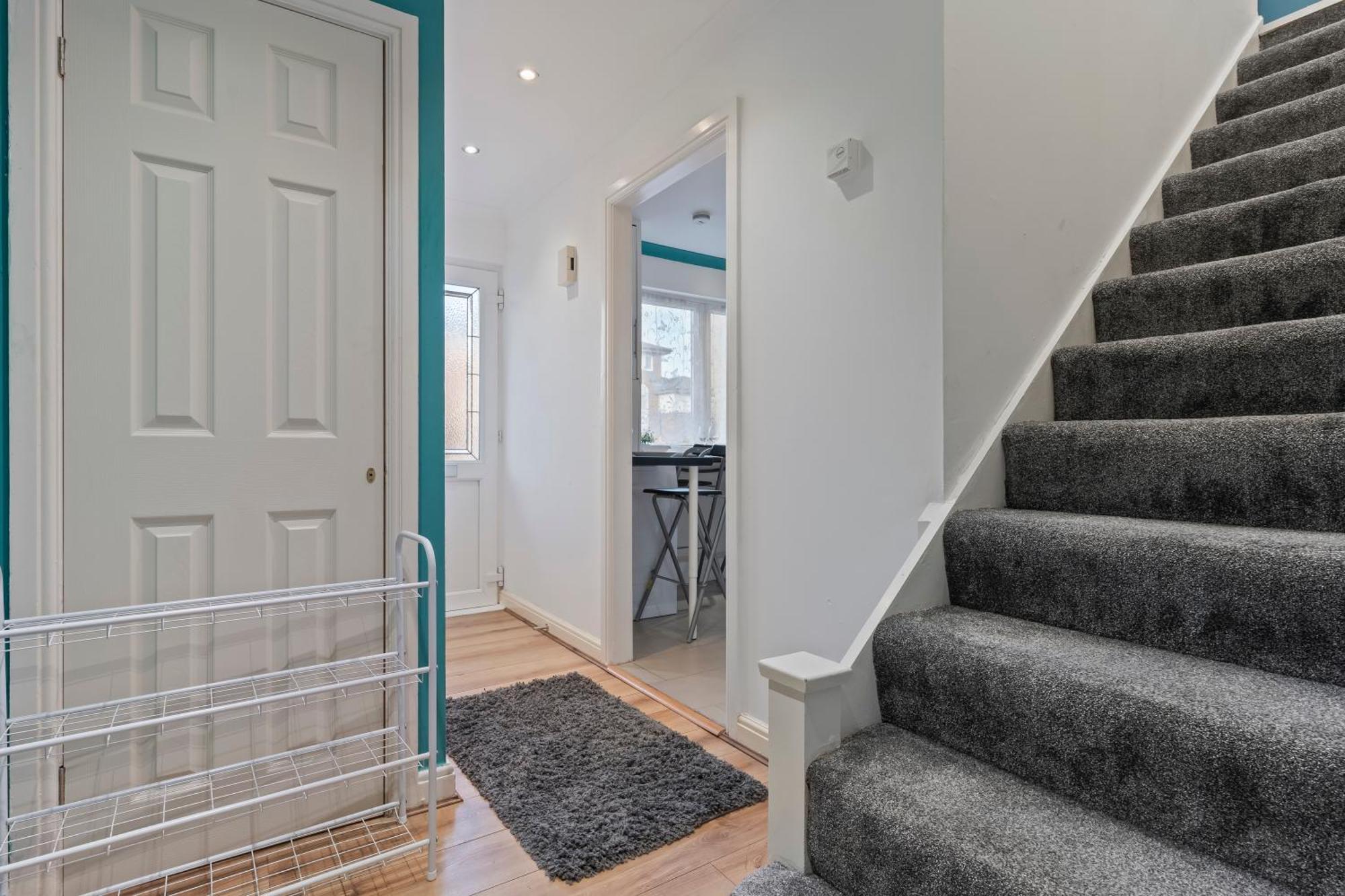 Ferienhaus Lovely 4br House In The With Parking